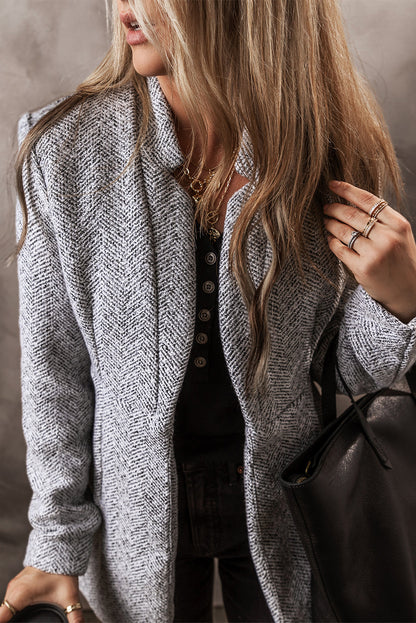 Long jacket with pockets and light gray lapel collar