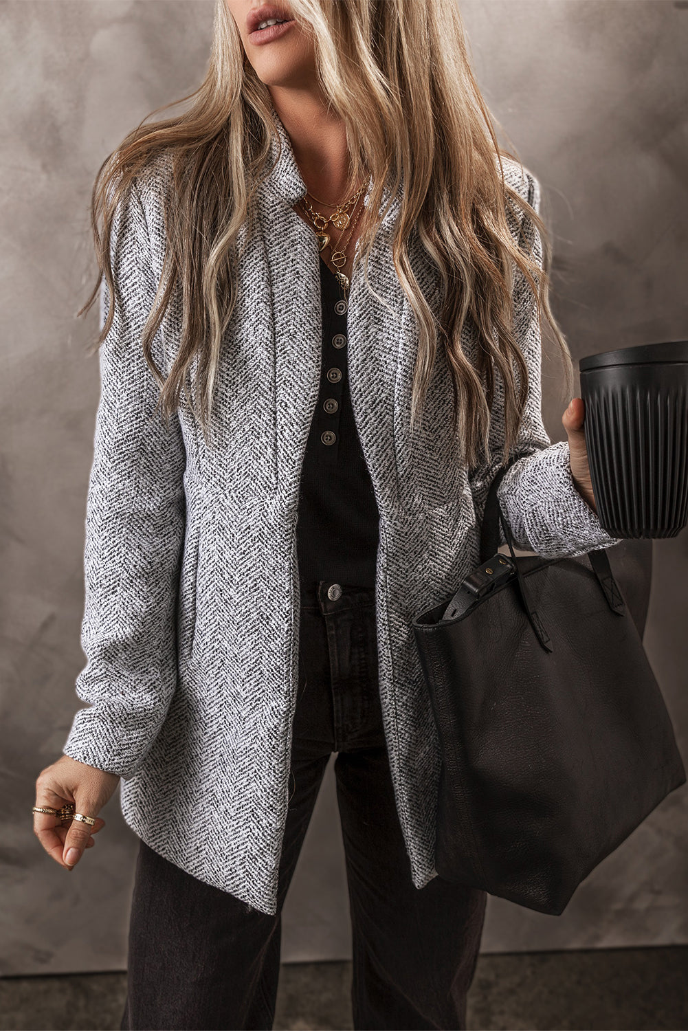 Long jacket with pockets and light gray lapel collar